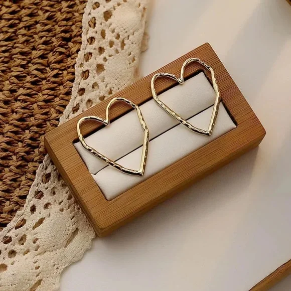 NEW| Women’s Large Hollow Heart Shaped Stud Earrings - Picture 4 of 6